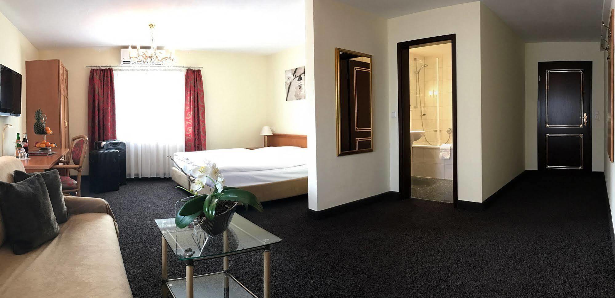 Boutiquehotel Goldhahn Bio Sport & Wellness Aalen Buitenkant foto